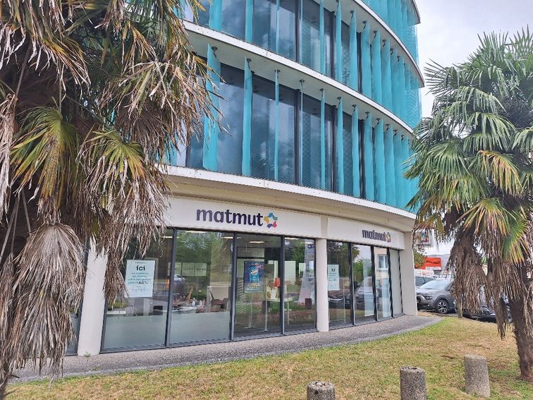Devanture agence Matmut Pau 70 Avenue Louis Sallenave