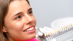 Sonrisa perfecta y dientes blancos tras tratamiento de estética dental