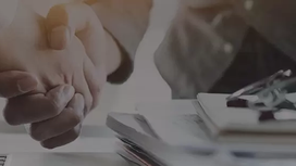 Serrage de main entre collaborateurs