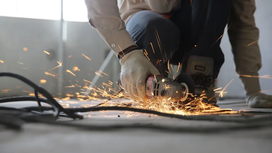 Homme travaillant dans le bâtiment