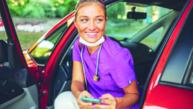 Infirmière dans sa voiture