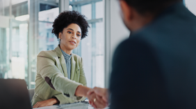 Avocate serrant la main du client
