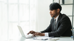 Avocat travaillant sur un bail commercial