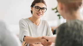 Professionnels se serrant la main