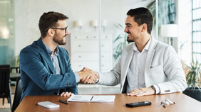 Expert serrant la main de son client